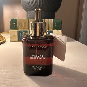 Velvet Blossom Eau de Parfum Oil -Sand + Fog